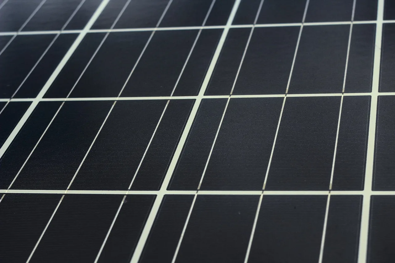 Nahaufnahme einer schwarzen Solarmodulfläche.