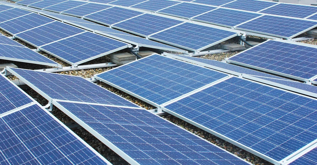Schräg angestellte Solarmodulreihen.