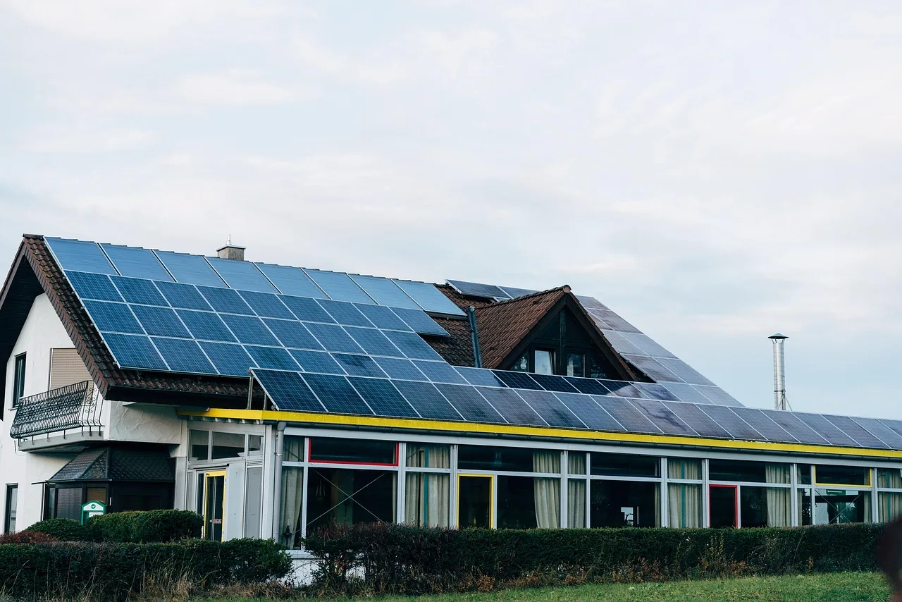 Wohnhaus mit Photovoltaikanlage auf dem Satteldach.