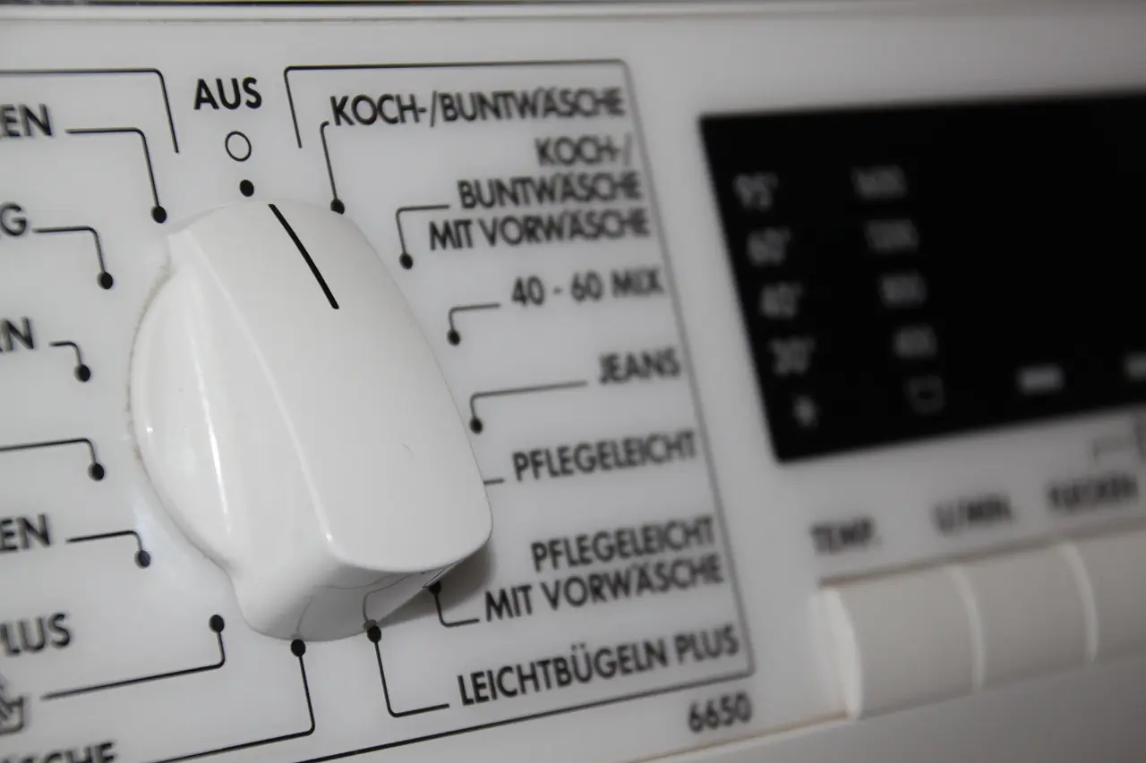 Bedienfeld einer Waschmaschine mit Programmwahlschalter und Startzeitvorwahl-Optionen