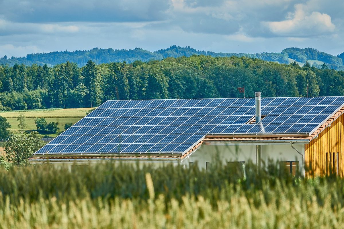 Wohnhaus mit vollflächiger Photovoltaikanlage auf dem Dach