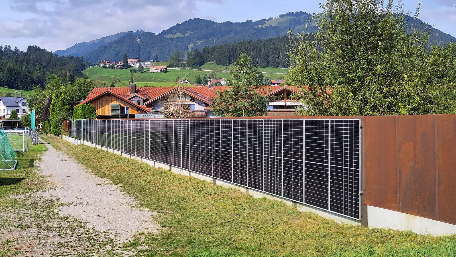 Fassade und Solarzaun 2026: was senkrechte Photovoltaik bringt