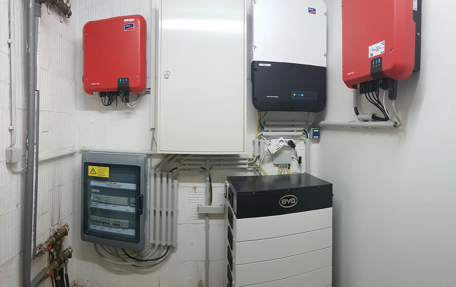 Wechselrichter und Batteriespeicher an einer Kellerwand, daneben der Zählerschrank.