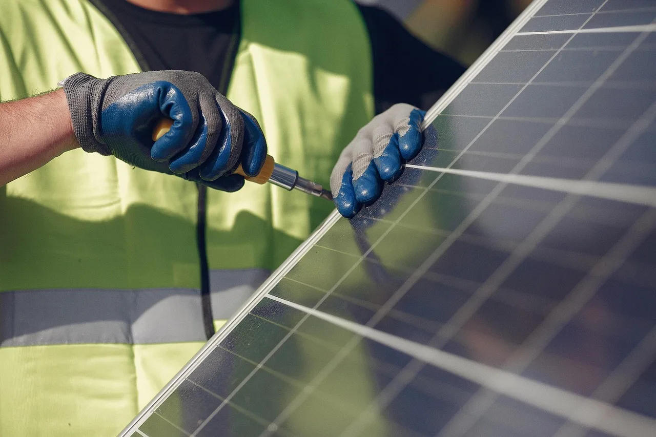 Solarteur oder Elektriker: Wer ist für deine PV-Anlage zuständig?